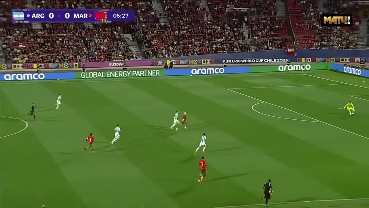 阿根廷门将出击放倒对